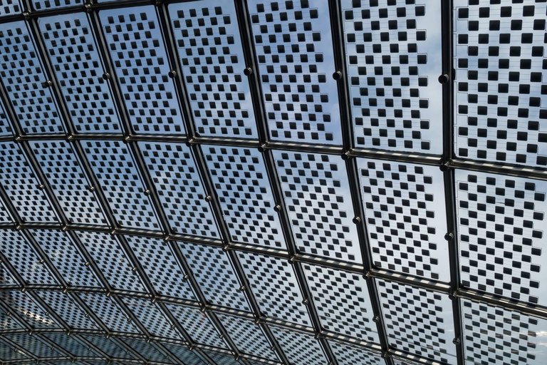 Start-up romana sviluppa pannelli solari trasparenti per edifici storici